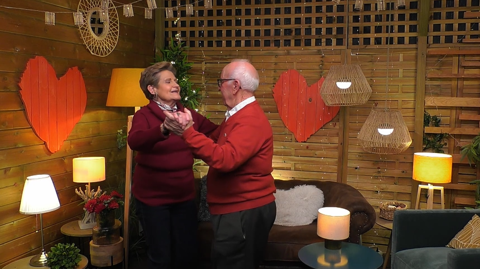 Candelas y Ricardo bailando un pasadoble en el reservado de 'First Dates'