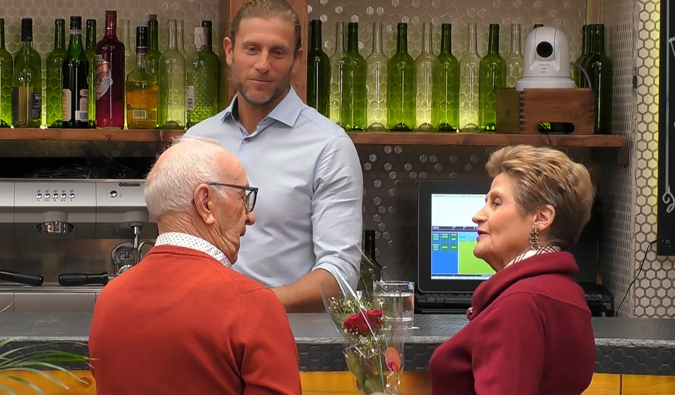 Candelas y Ricardo nada más conocerse en la barra de 'First Dates'