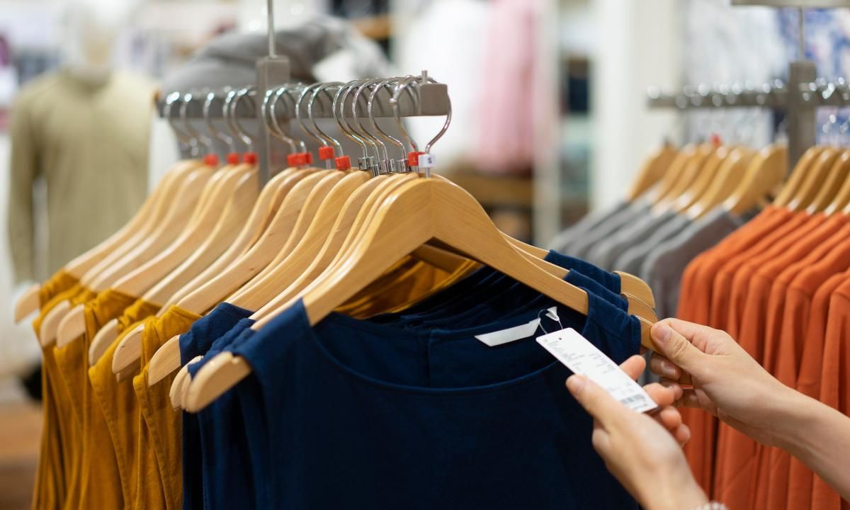 Comprobando los precios de una prenda de ropa