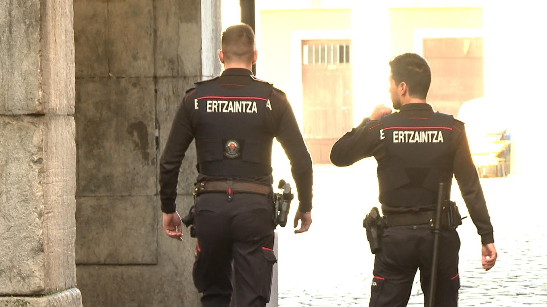 Dos agentes de la Ertzaintza en una localidad guipuzcoana