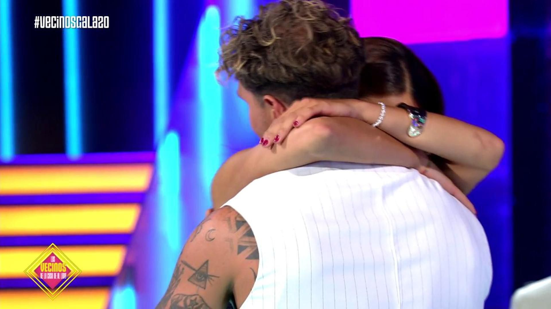 El abrazo de Sthefany y Tadeo en plató