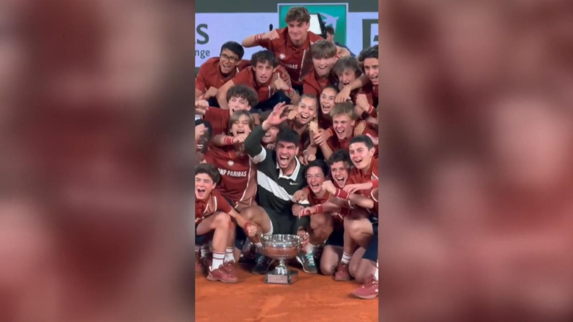 El detalle de Carlos Alcaraz con los recogepelotas de Roland Garros tras revalidar el título en París