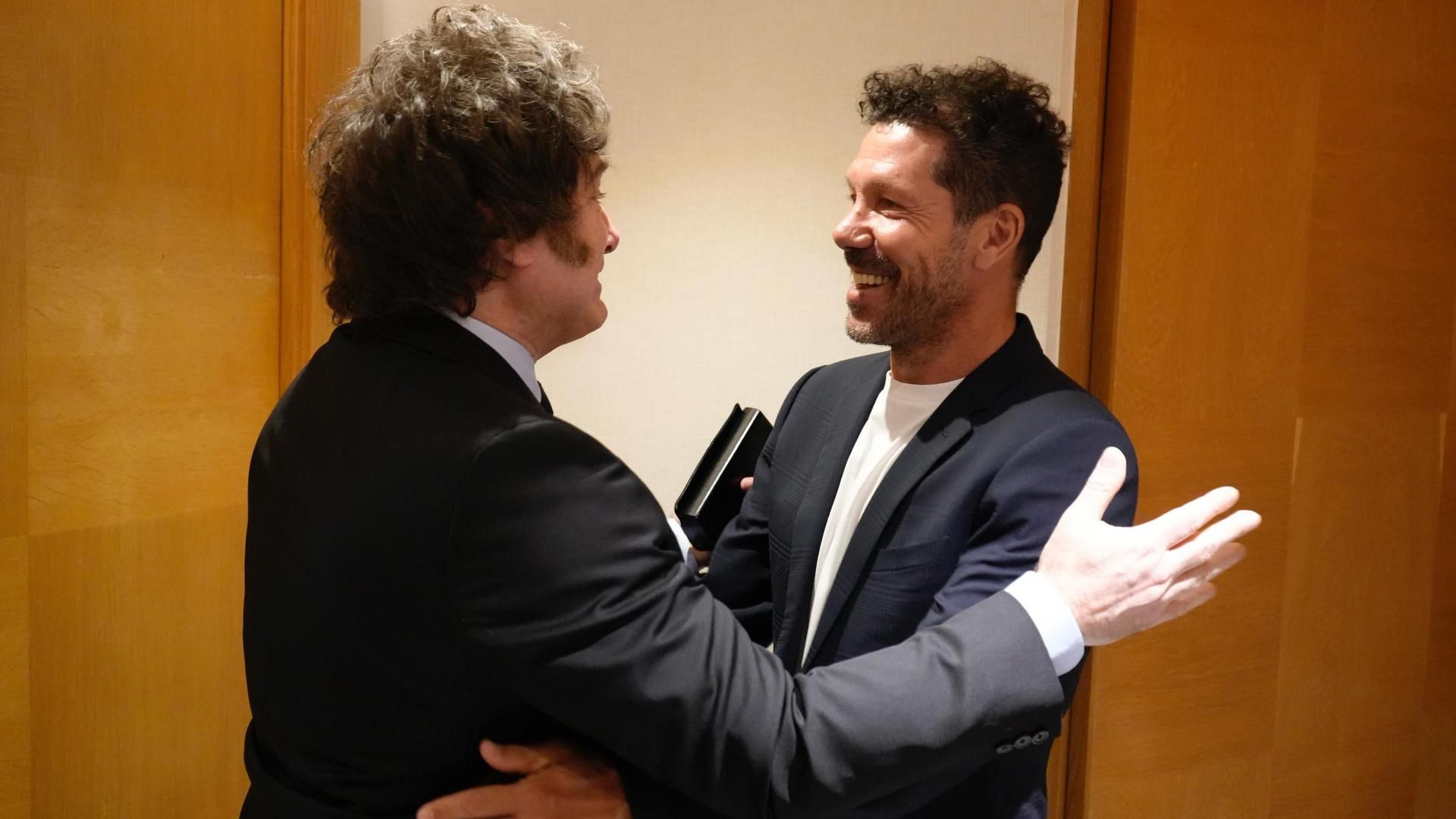 El efusivo abrazo de Javier Milei y Diego Simeone al reencontrarse en Madrid: “¡Yo he jugado contra vos!”