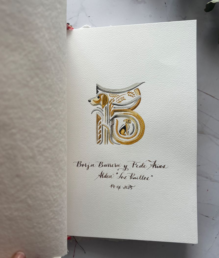 El libro de testigos con la letra capitular de la boda de Fede Arias y Borja Barrera
