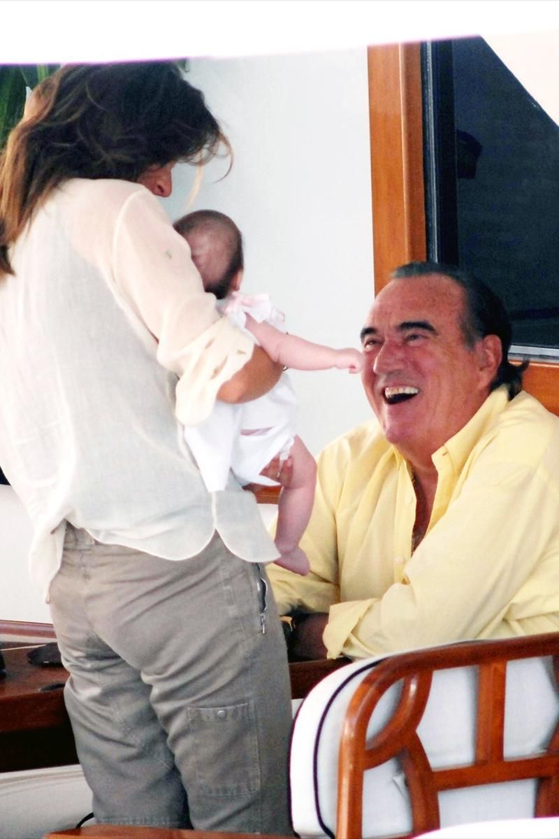 El matrimonio, con la niña, en el verano de 2007