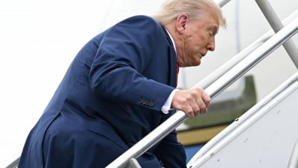 Trump tropieza en la escalerilla del avión presidencial y le recuerdan cuando criticaba a Biden