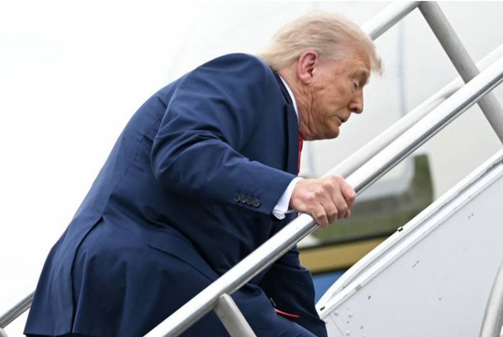 Trump tropieza en la escalerilla del avión presidencial y le recuerdan cuando criticaba a Biden