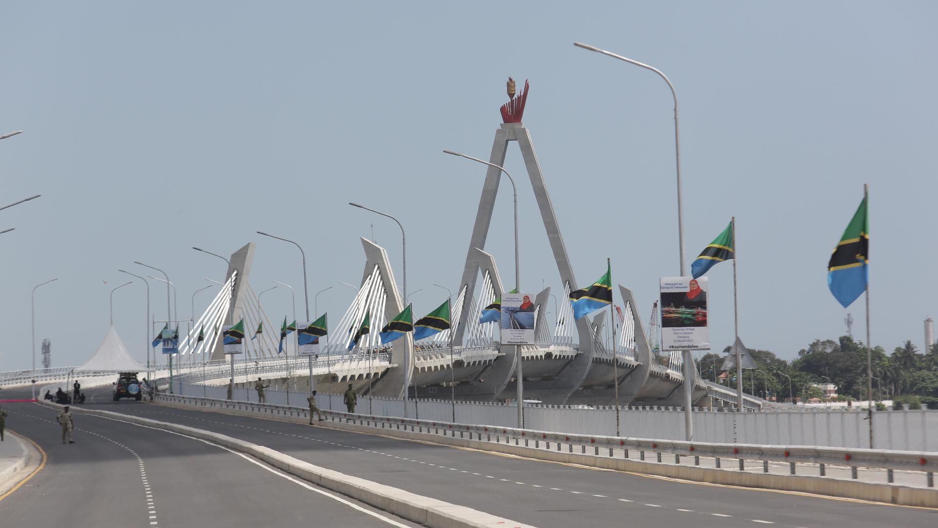 El puente Tanzanita, en la capital Dar es Salam, adornado con banderas tanzanas