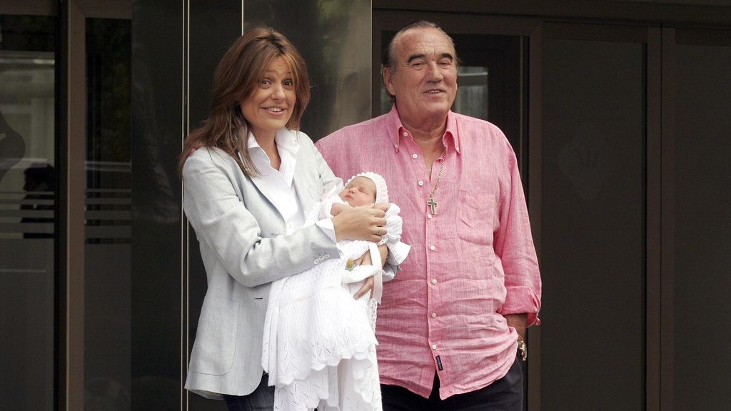 Fernando Fernández Tapias y Nuria González, presentando a su hija cuando nació