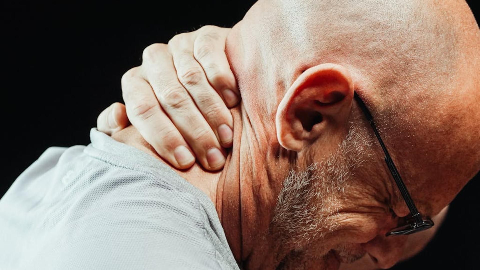 Hombre con molestia en el cuello