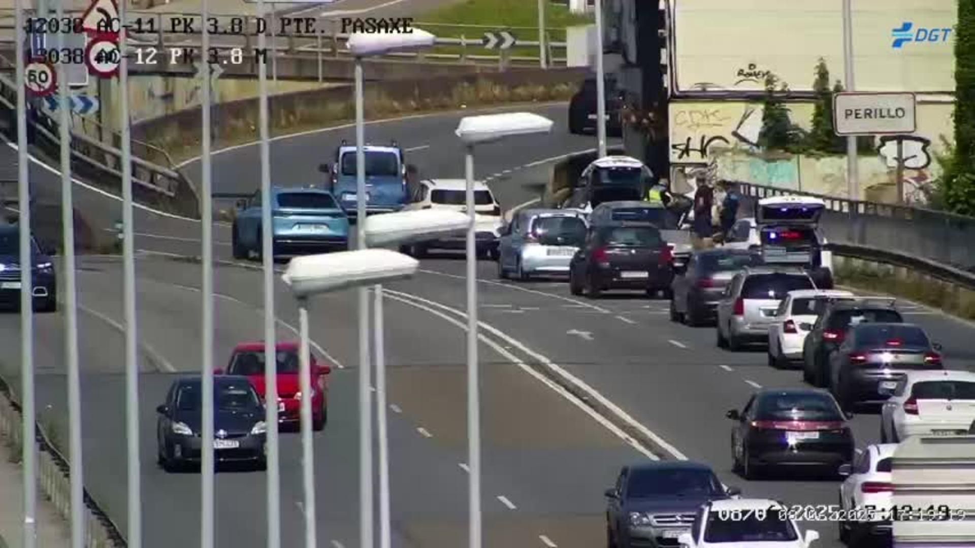 Imagen de la DGT con el veículo interceptado en el arcén, en el Puente de A Pasaxe
