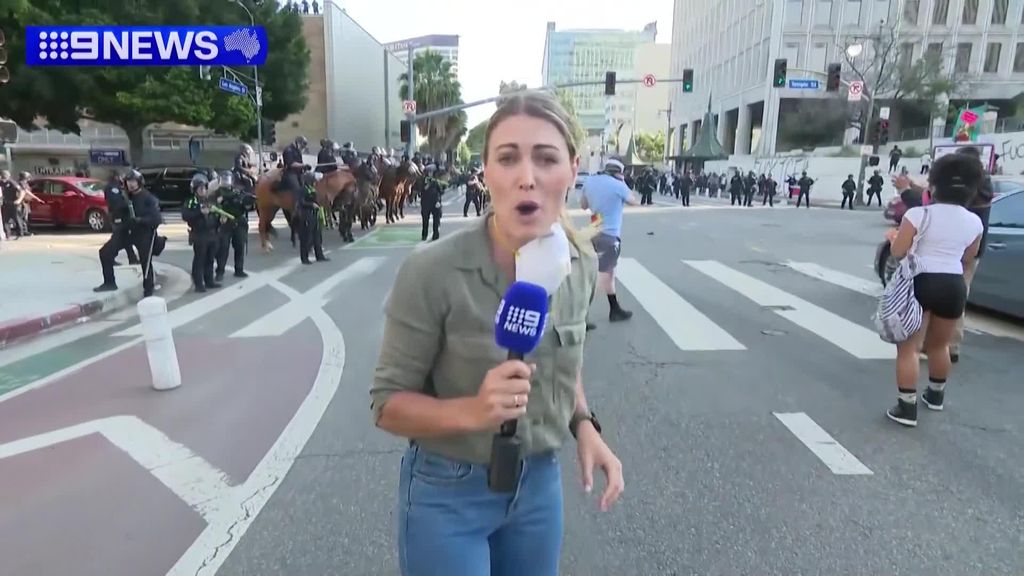Una periodista es alcanzada por una pelota de goma en las protestas de Los Ángeles