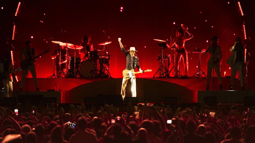 Leiva deslumbra en Sevilla y llena de acordes el Icónica Fest ante una multitud de espectadores
