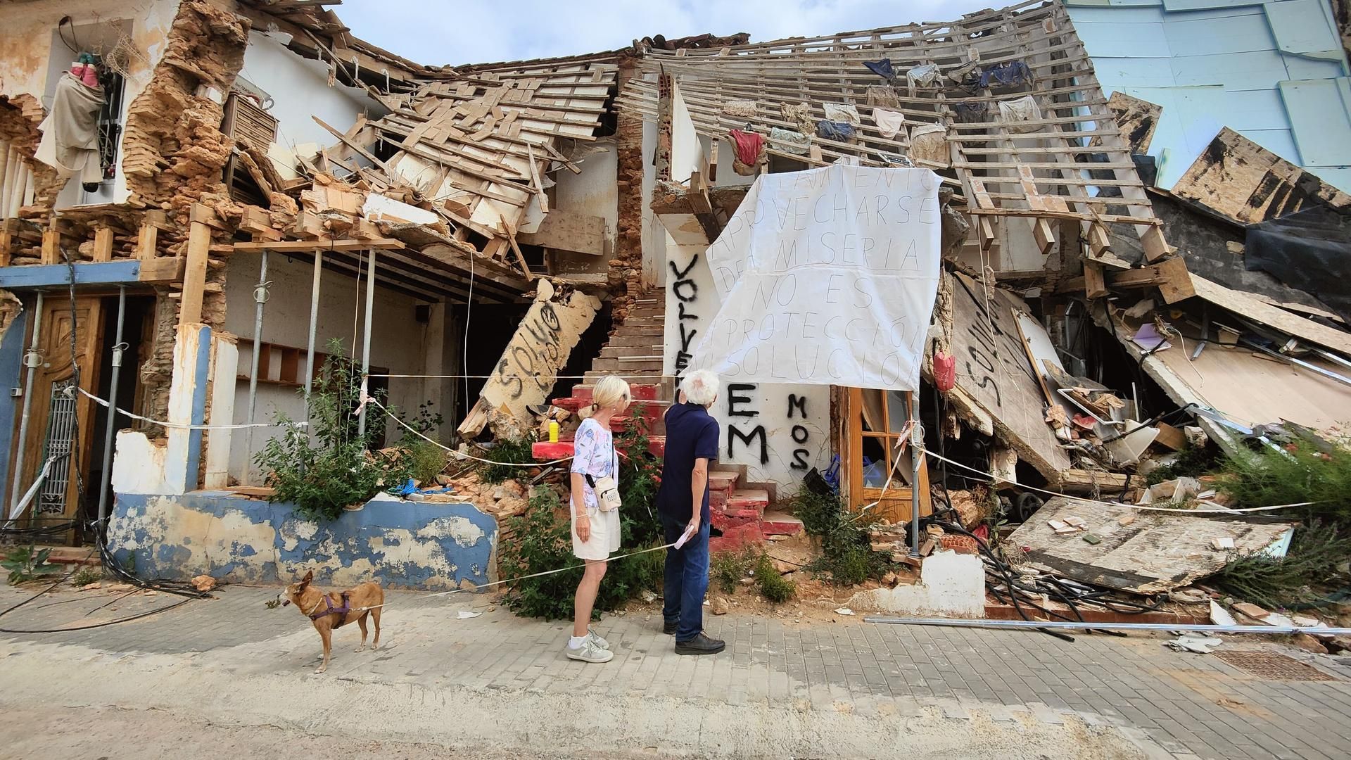Los vecinos han colocado carteles en sus viviendas derruidas