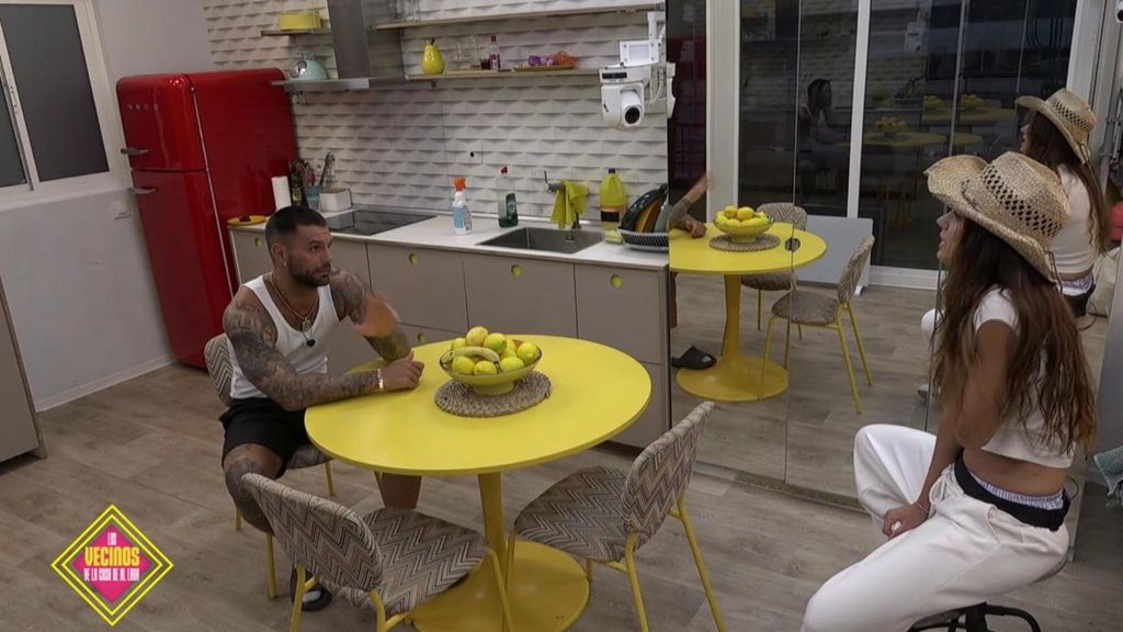 Maica, agobida porque Barranco no le entiende: "Ya sé que no soy tu novia" Los vecinos de la casa de al lado Temporada 2 Top Vídeos 1705