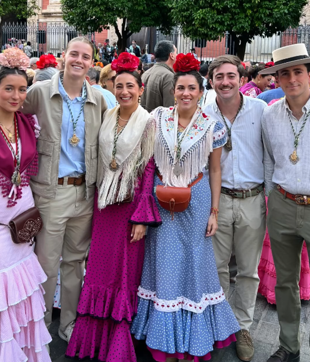 Naia Ocio, vestida para El Rocío con su pandilla