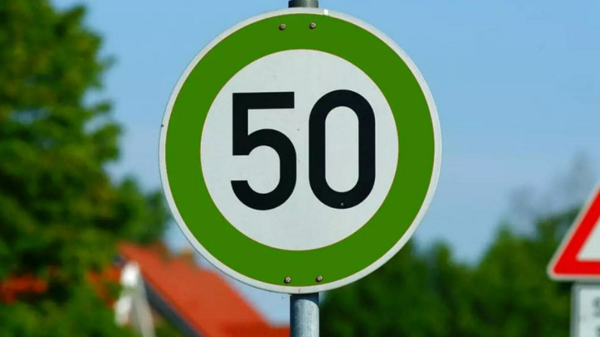 No, la señal de velocidad con el borde verde no ha llegado a España: la advertencia de la DGT