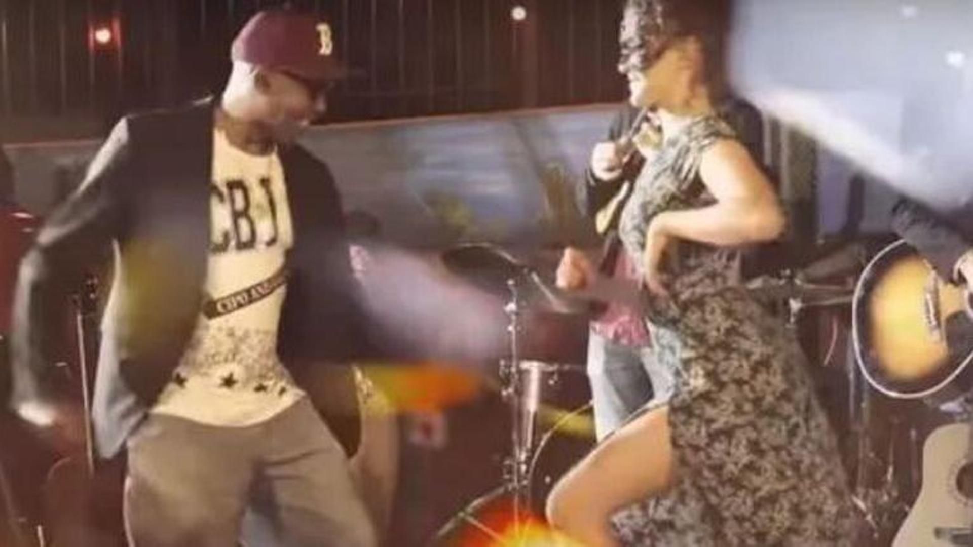Sara, la hija de Pau Donés, en el videcolip de 'Eso que tú me das'