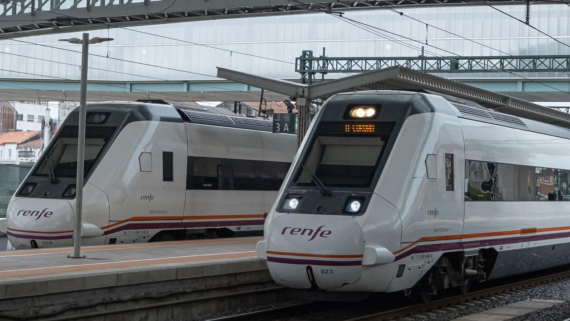 Trenes de cercanías parados en las vías de la estación de trenes en Santiago de Compostela, A Coruña, Galicia, Trenes de cercanías parados en las vías de la estación de trenes en Santiago de Compostela, A Coruña, Galicia,
