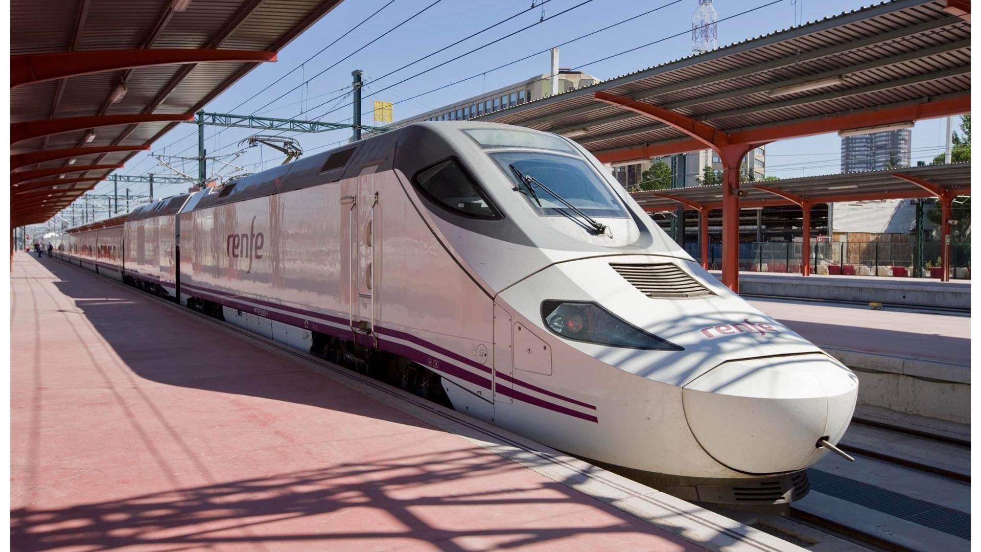 Un tren Alvia detenido en una estación de ferrocarril
