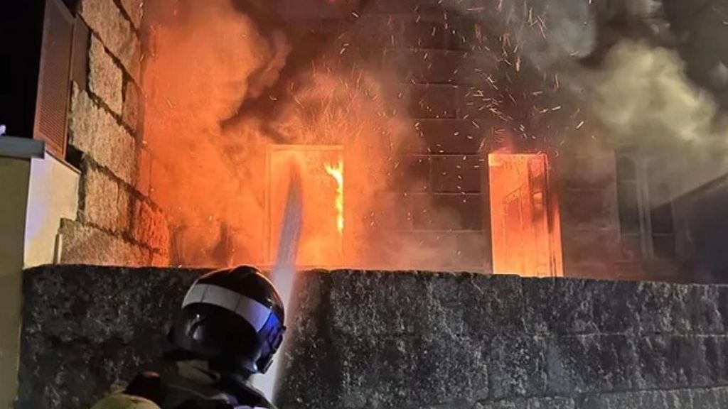 Un violento incendio deja un edificio calcinado en Ourense y un bombero herido