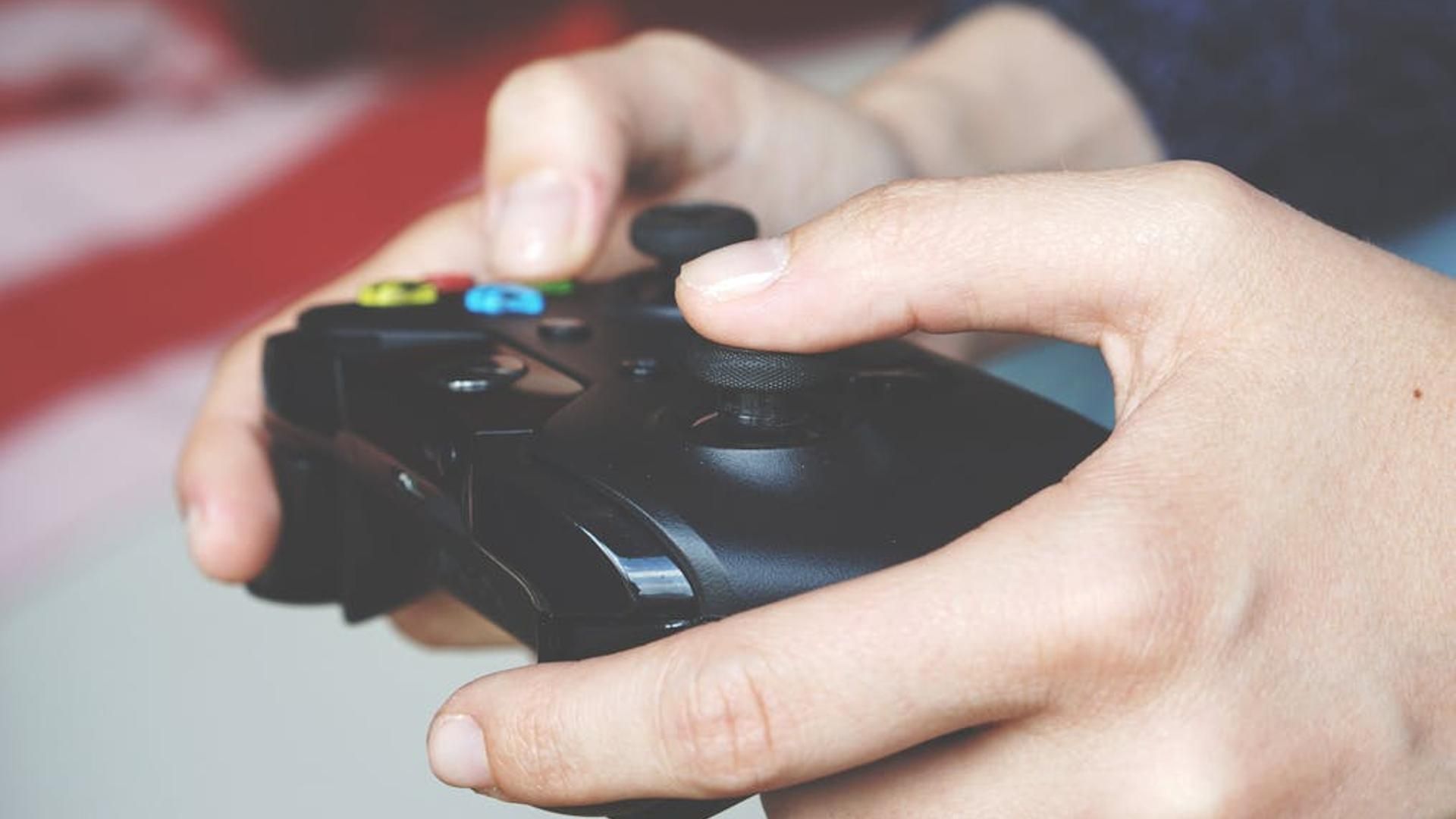 Una persona sujetando el controlador de juego