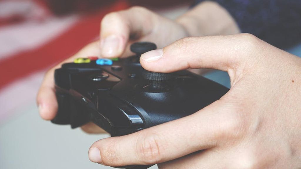 Una persona sujetando el controlador de juego