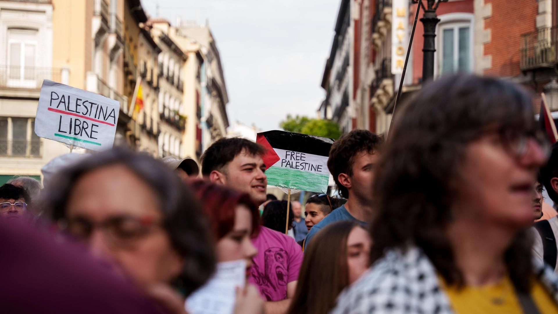 Varias personas durante una concentración para exigir la liberación de los activistas de la ‘Flotilla de la Libertad’, frente al Ministerio de Asuntos Exteriores