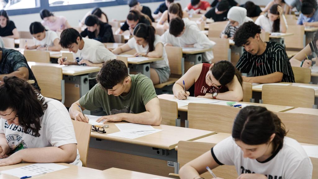 Varios alumnos realizan la Prueba de Acceso a la Universidad (PAU) en Madrid