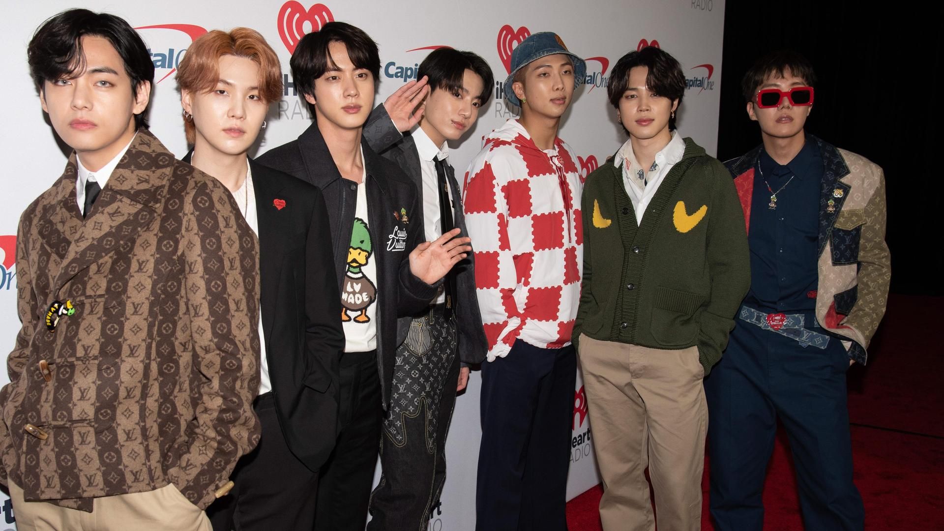 V, Suga, Jin, Jungkook, RM, Jimin y J-Hope