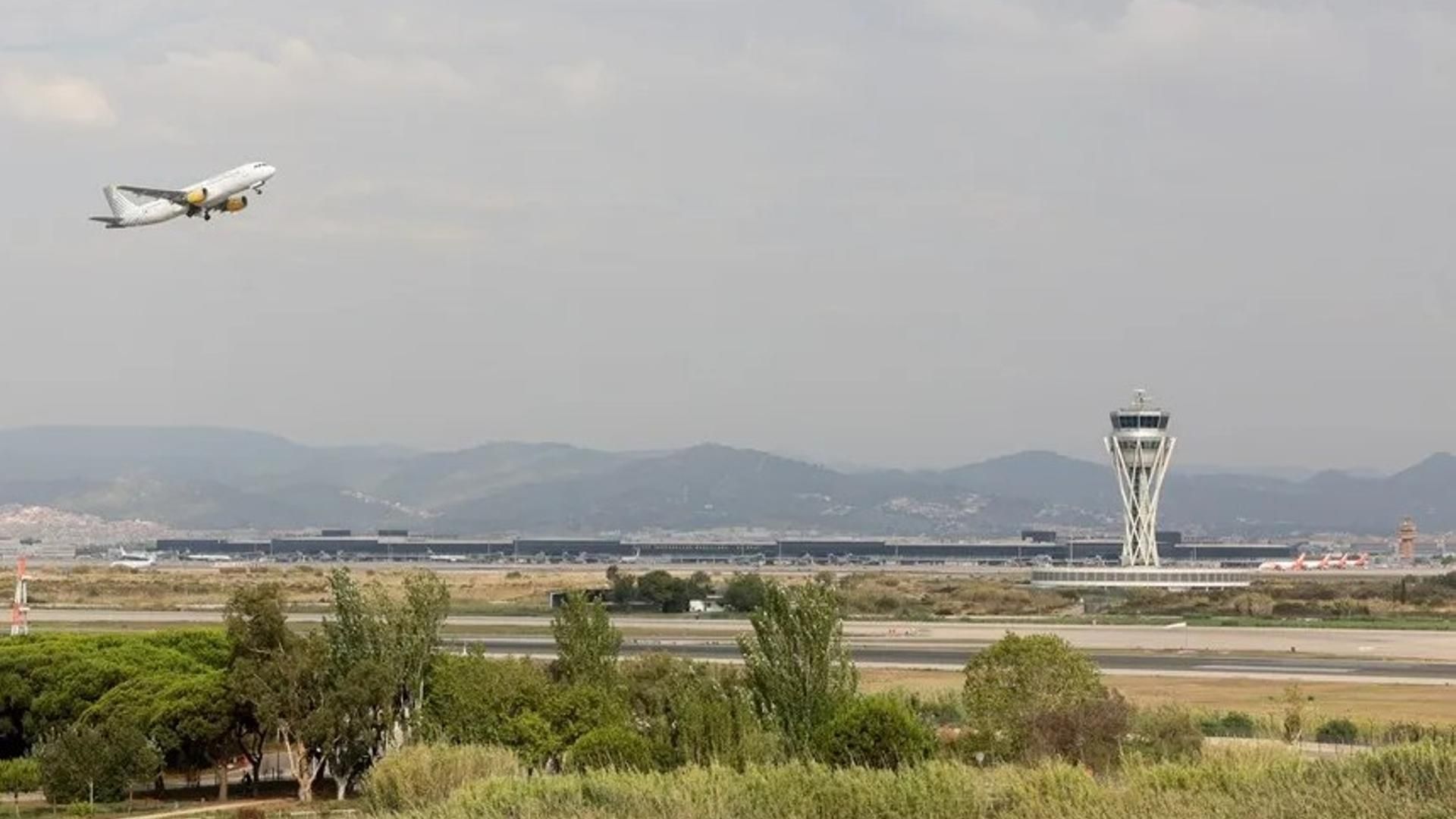 Avión despegando del aeropuerto de Barcelona