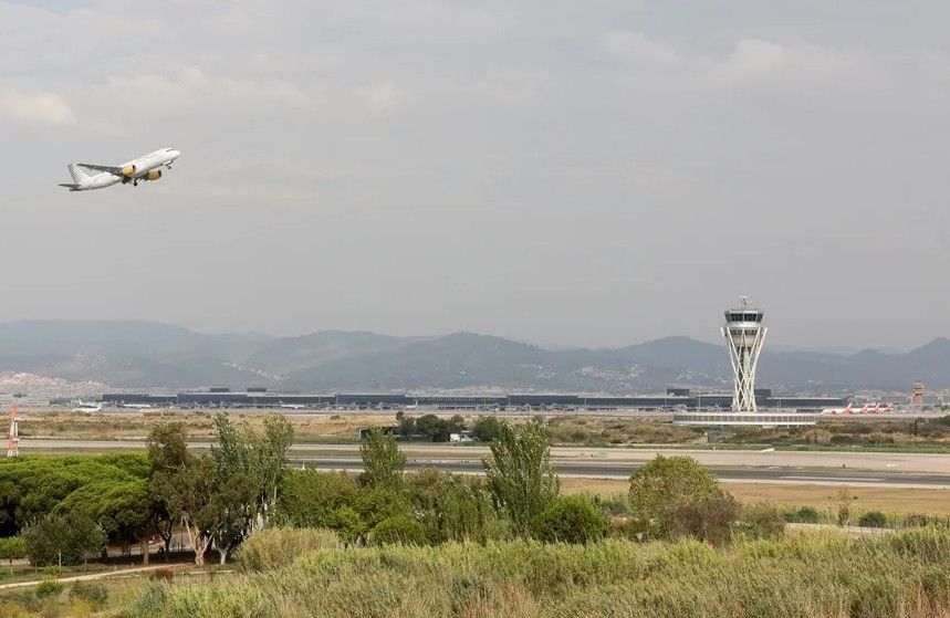 Avión despegando del aeropuerto de Barcelona