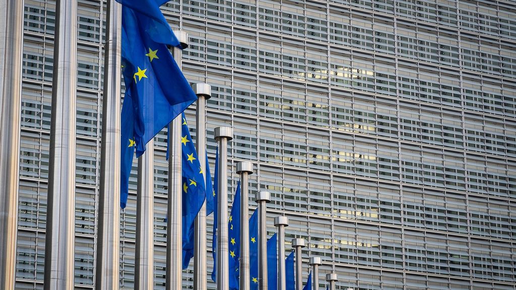 Banderas de la Unión Europea (UE) frente a la sede de la Comisión Europea en Bruselas, Bélgica