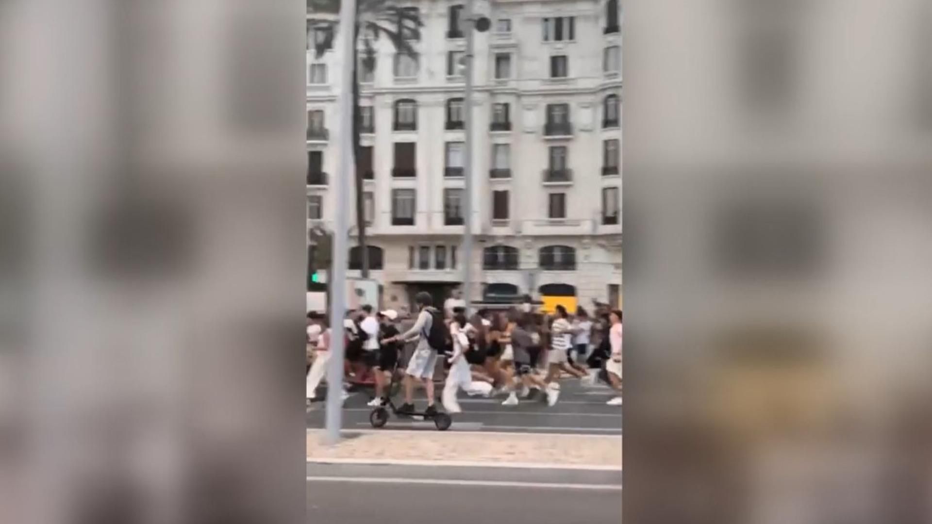 Centenares de jóvenes siguen corriendo a los instagramers, Erra y Juan Beato