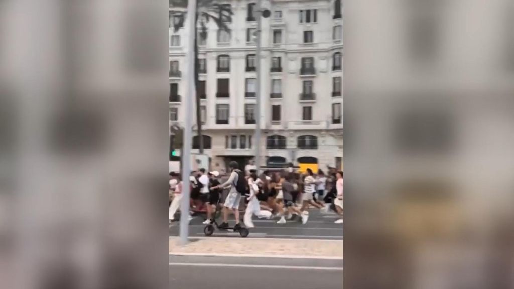 Centenares de jóvenes siguen corriendo a los instagramers, Erra y Juan Beato