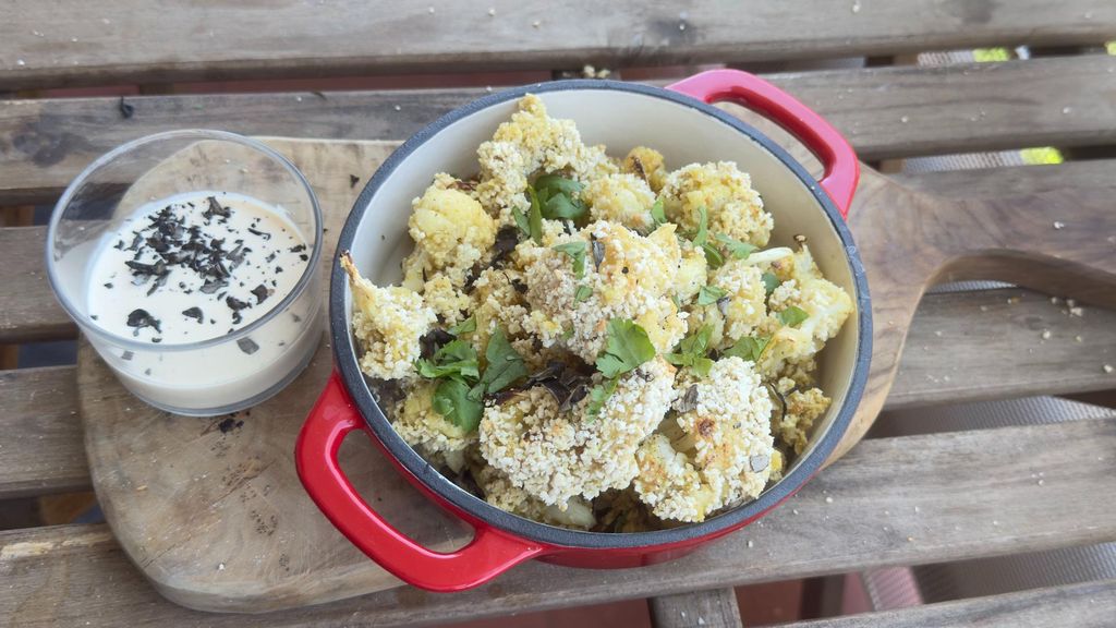 Cómo hacer una vegan bang bang con coliflor y triunfar en tus aperitivos en la terraza