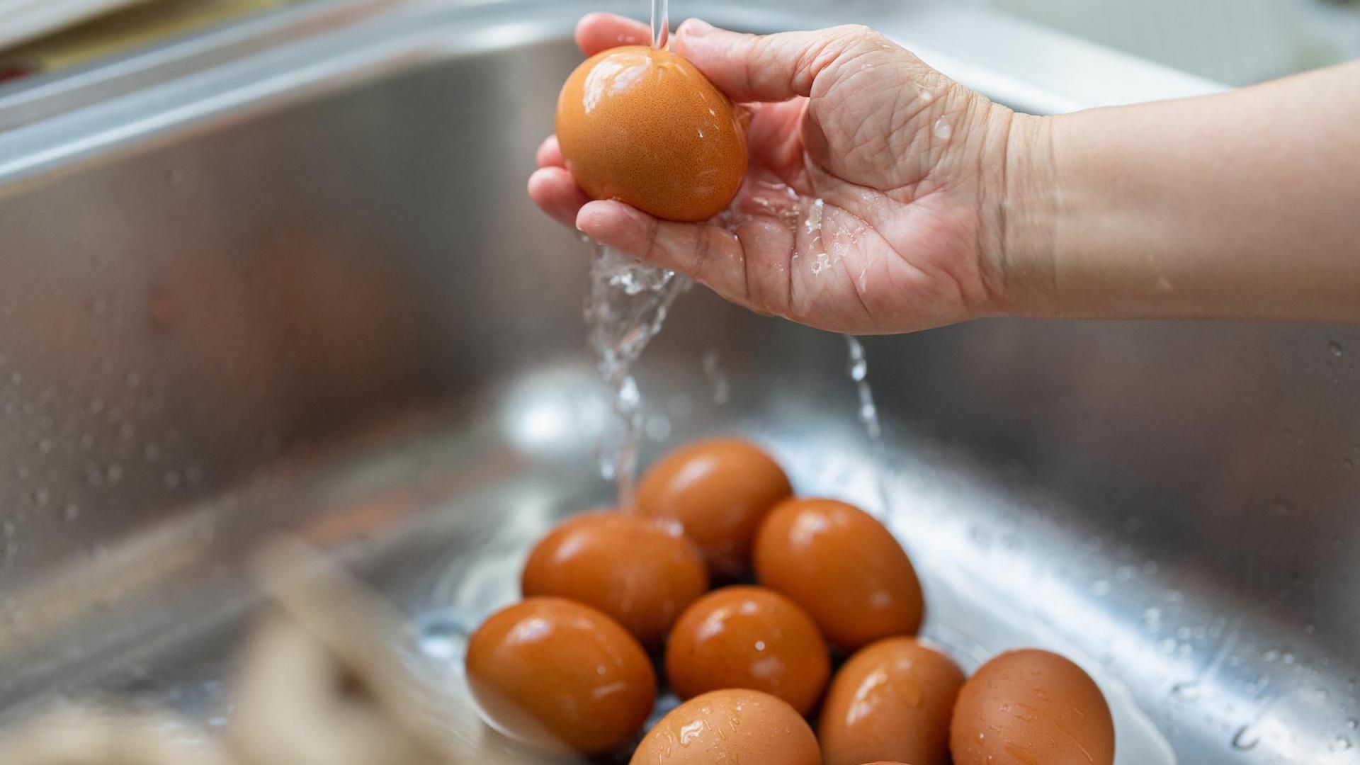 ¿Hay que lavar los huevos?