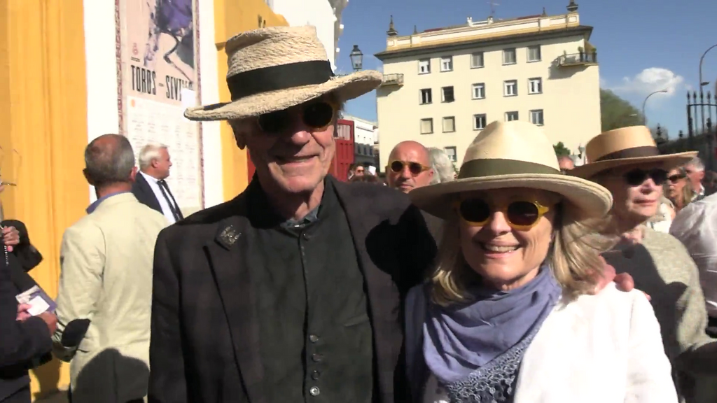 El actor Jeremy Irons disfruta de una tarde de toros en la Maestranza en el marco de su visita a Sevilla