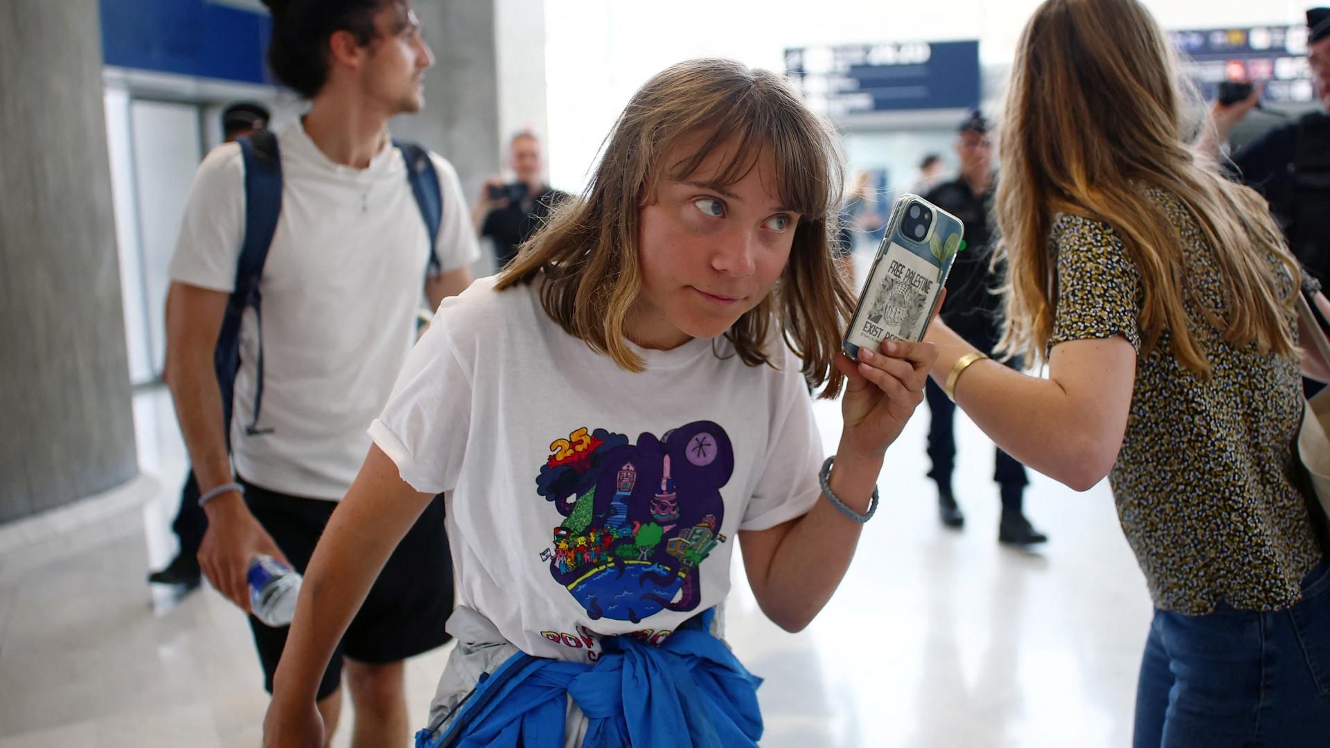 La activista sueca Greta Thunberg a su llegada al aeropuerto París-Charles de Gaulle tras ser deportada de Israel