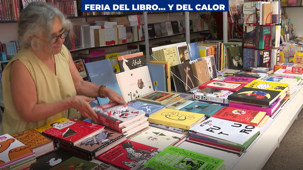Libreros indignados por el cierre de la Feria del Libro en Madrid debido al calor y el viento