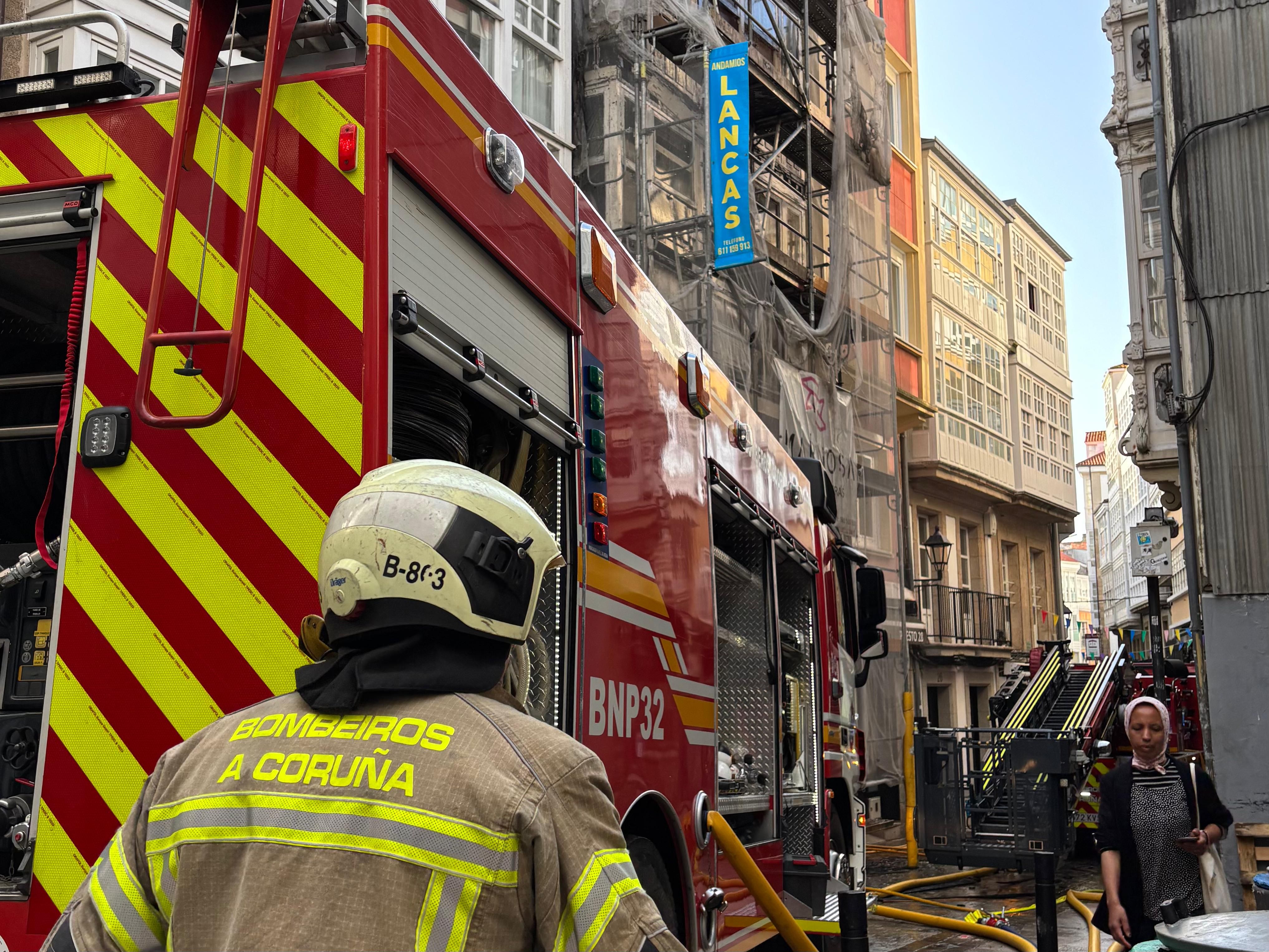 Los Bomberos han vuelto esta mañana al edificio calcinado en la calle Barrera de A Coruña