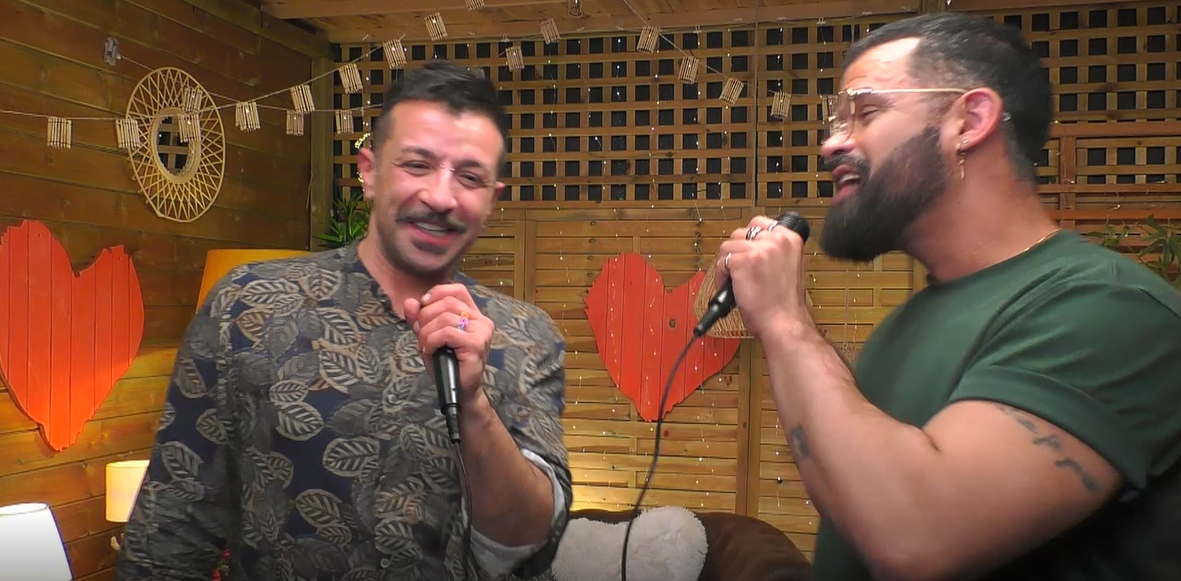 Manu y Stefano cantando en el karaoke de 'First Dates'