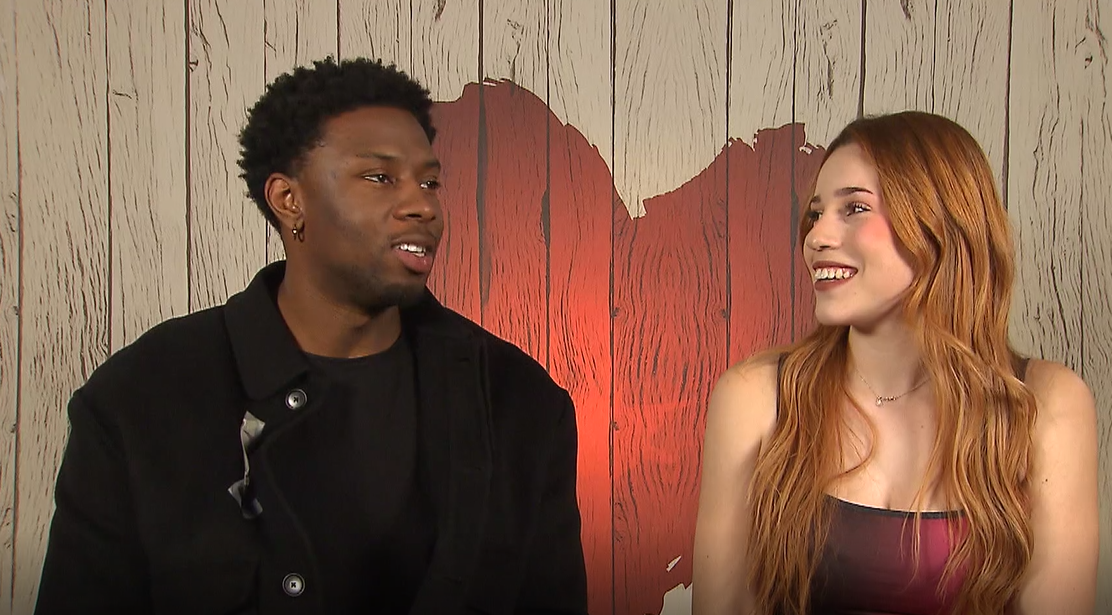 Mayron y Alexa durante el momento clave de su cita en 'First Dates'