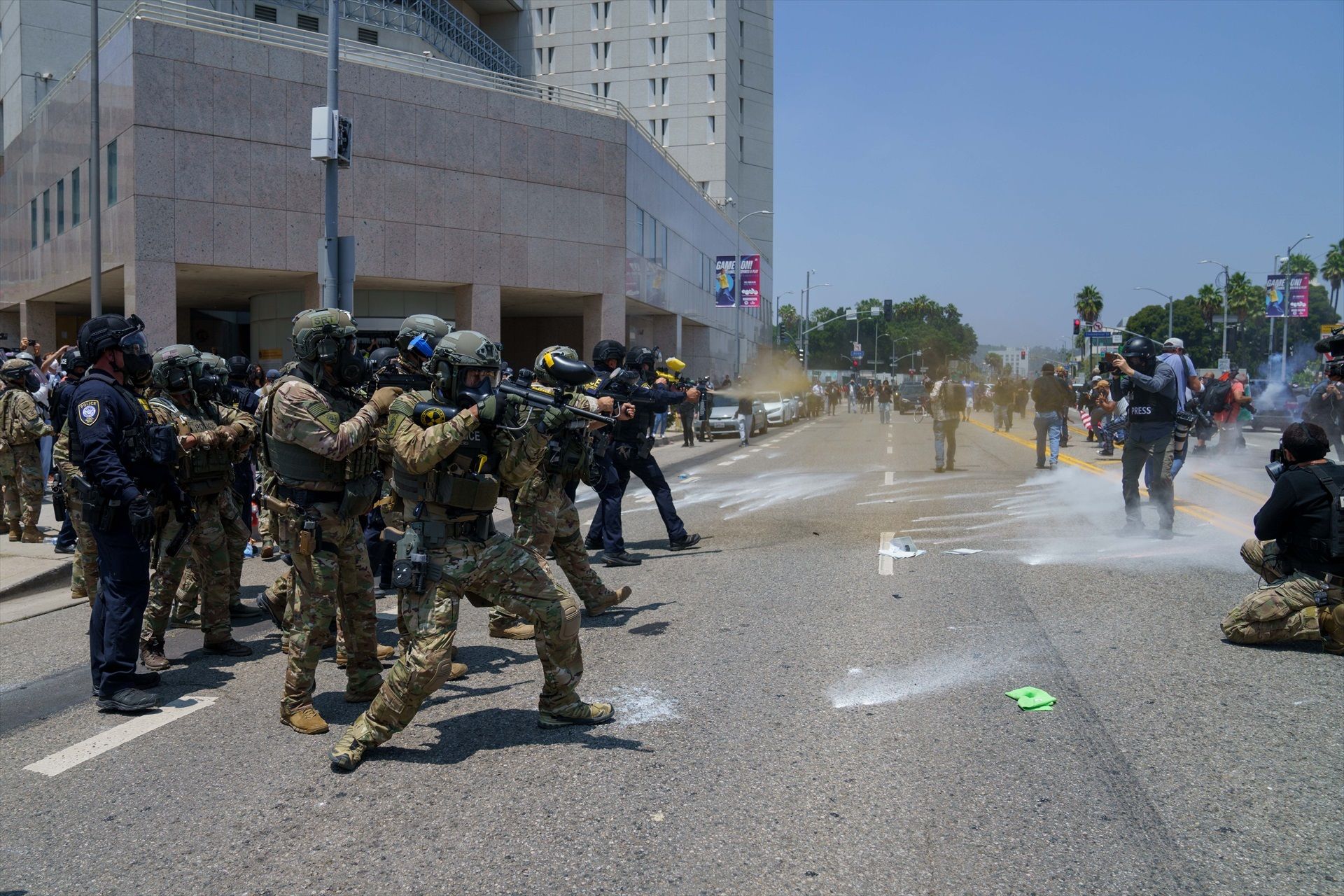 Muchos aprovechan las protestas masivas en Los Ángeles para robar en comercios