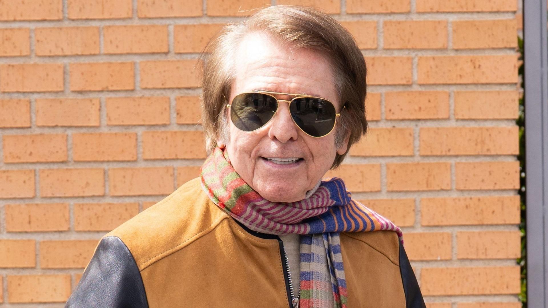 Raphael sale de RLM, a 25 de marzo de 2025, en Madrid.