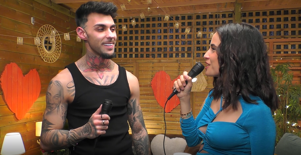 Rocío canta para Kiko en el reservado y él se empieza a "enamorar"