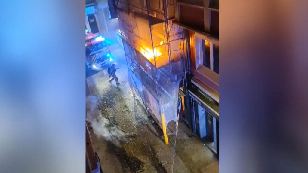 Siete inmuebles desalojados por el incendio un edificio okupa en A Coruña