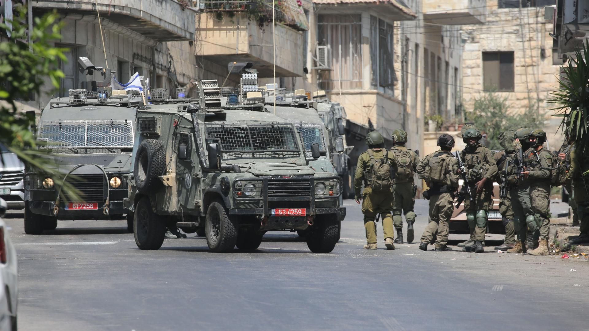 Soldados del Ejército de Israel patrullando por las calles de Nablús, en la Cisjordania ocupada