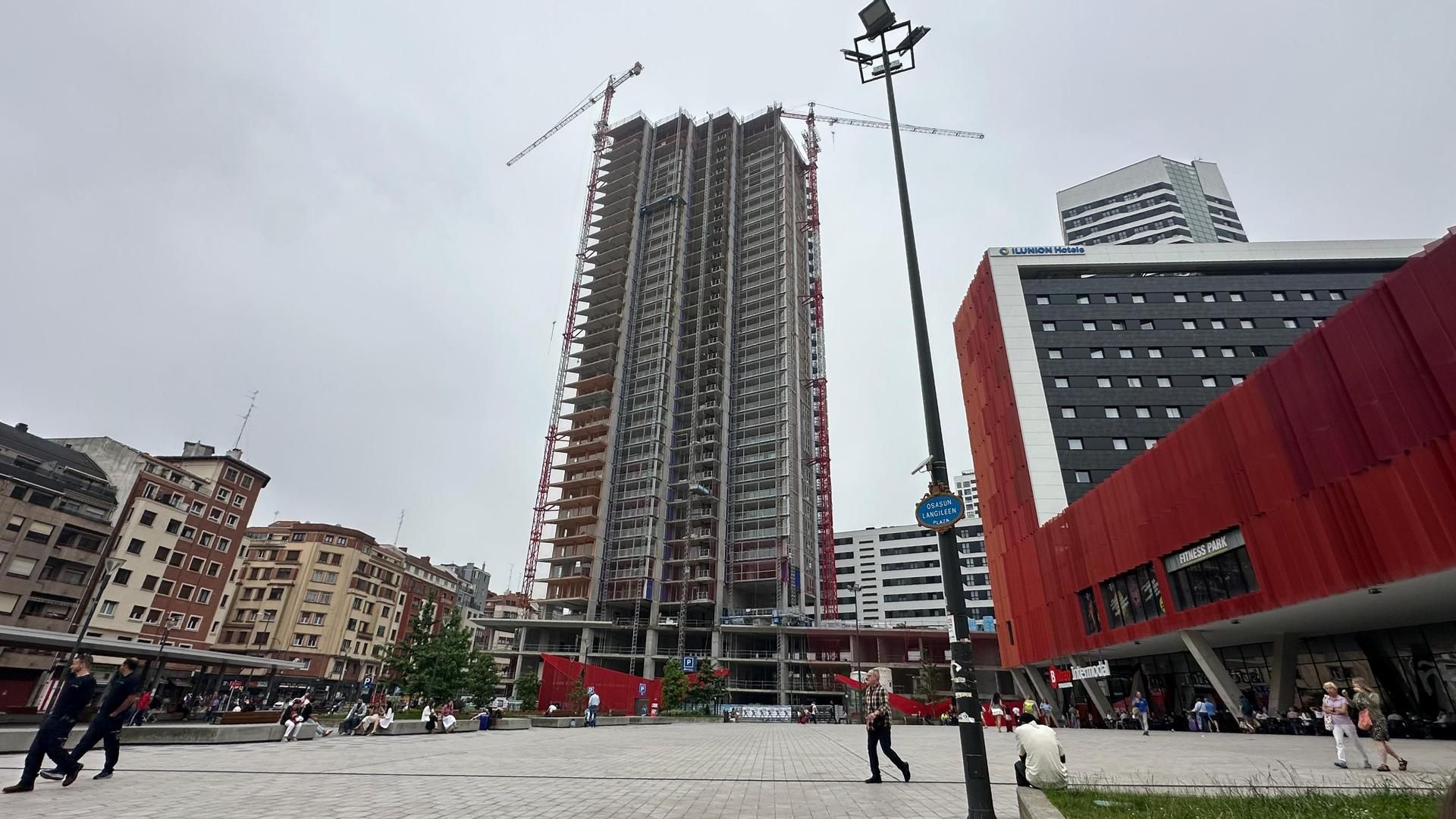 Torre de Garellano desde la que se realizó el salto base en Bilbao Torre de Garellano desde la que se realizó el salto base en Bilbao