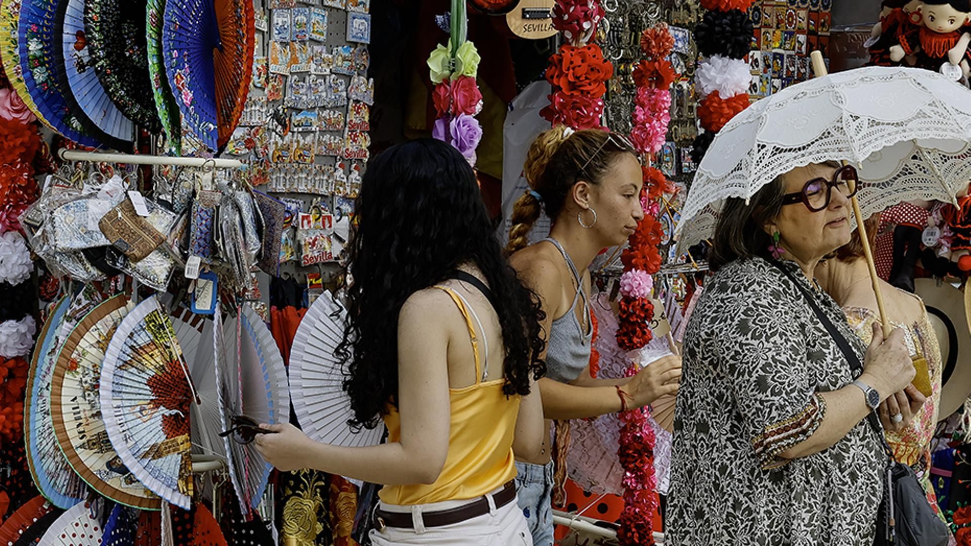 Una turista sale de un establecimiento de venta de recuerdos Una turista sale de un establecimiento de venta de recuerdos